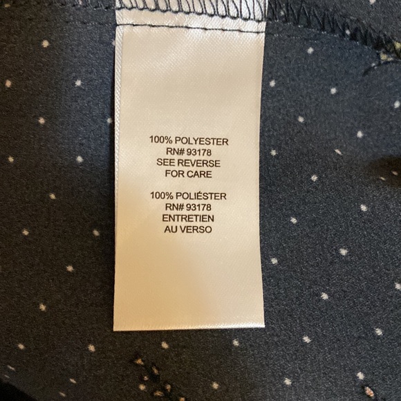 Tahari Feminine Button Front Long Sleeve Blouse (NWT) Size Small - Picture 8 of 8